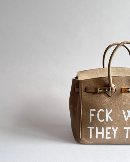 Detail béžové kabelky Pea z pravé kůže z ateliéru Zoibag s autorskou ruční malbou.