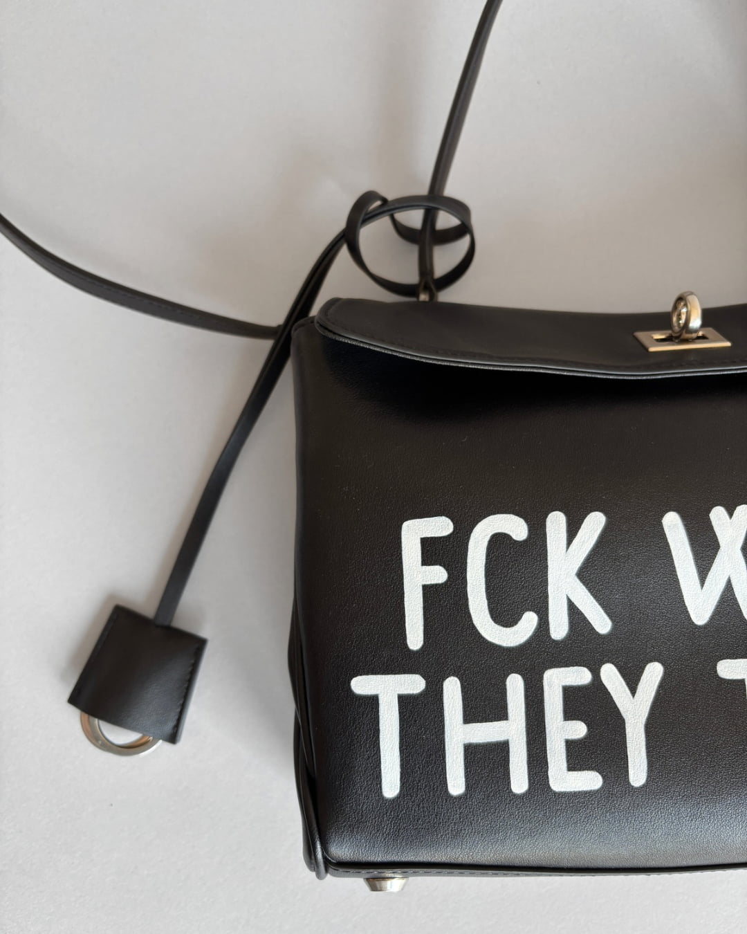 Detail ruční malby na černé kožené kožené kabelce Loa od značky Zoibag.