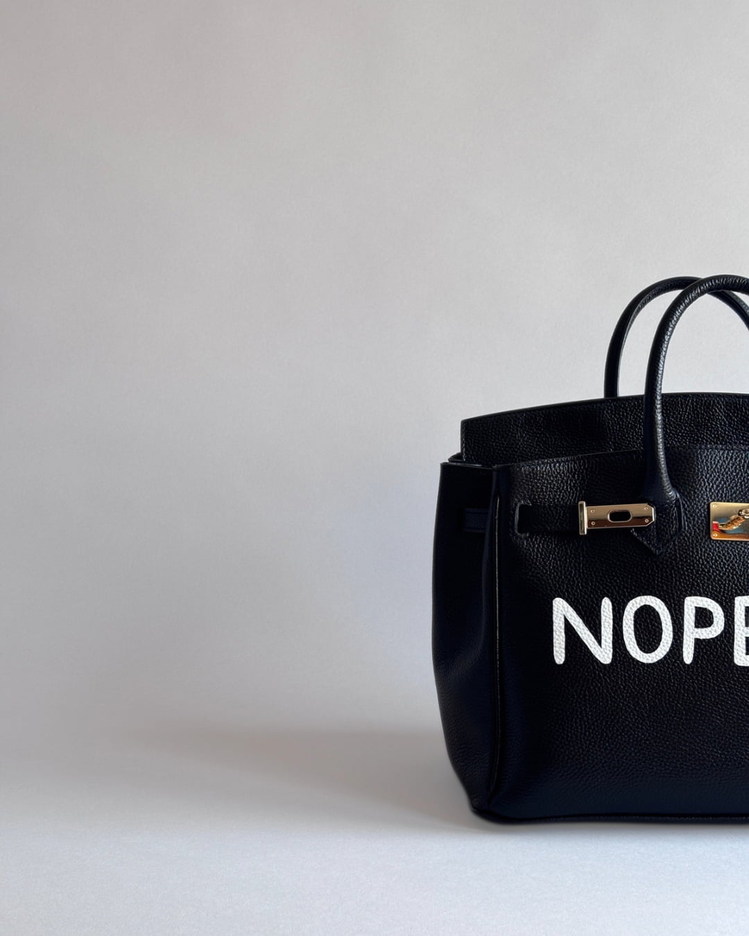 Detail černé kožené kabelky Noi s motivem “Nope” od značky Zoibag.