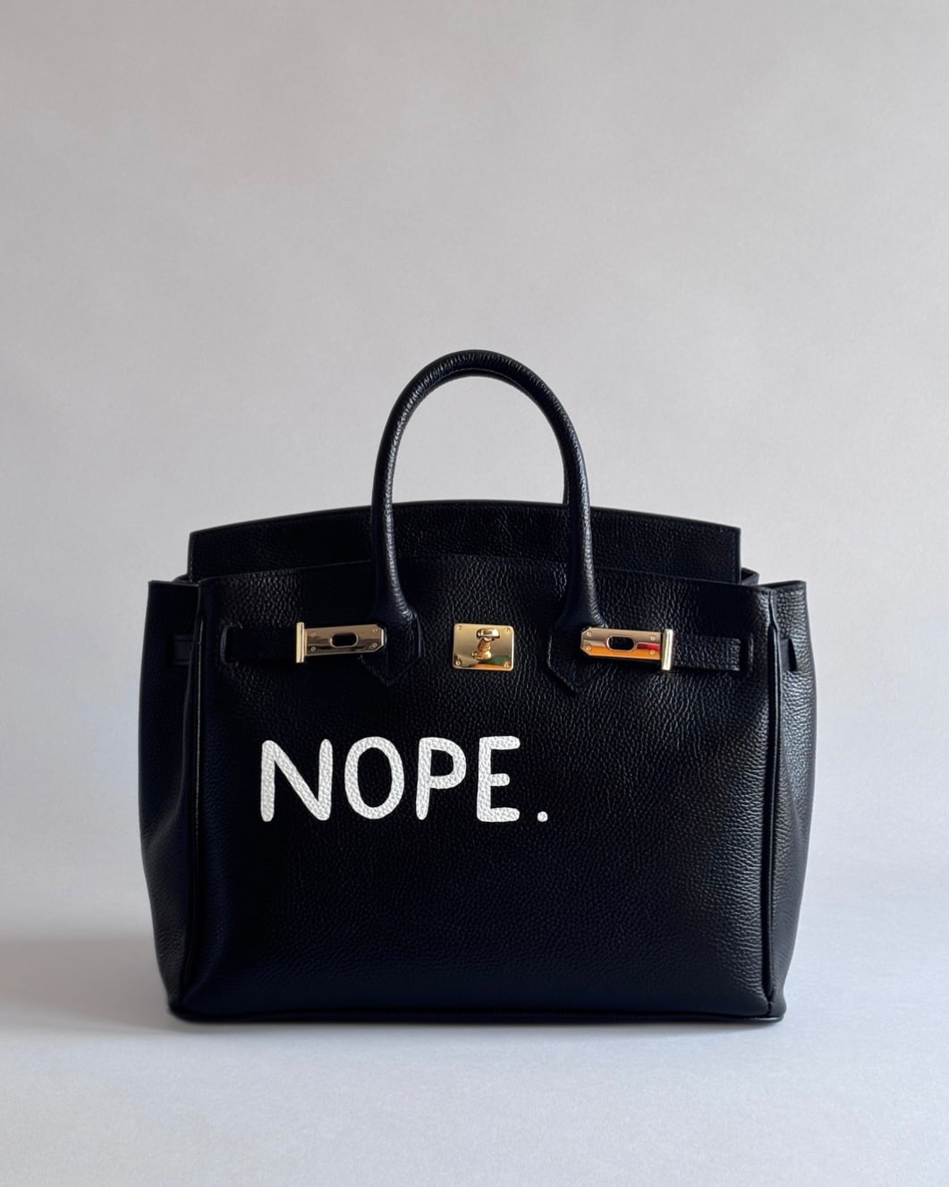 Černá kabelka s autorskou ruční malbou “Nope” od značky Zoibag, vyrobená z italské kůže, pohled zepředu.