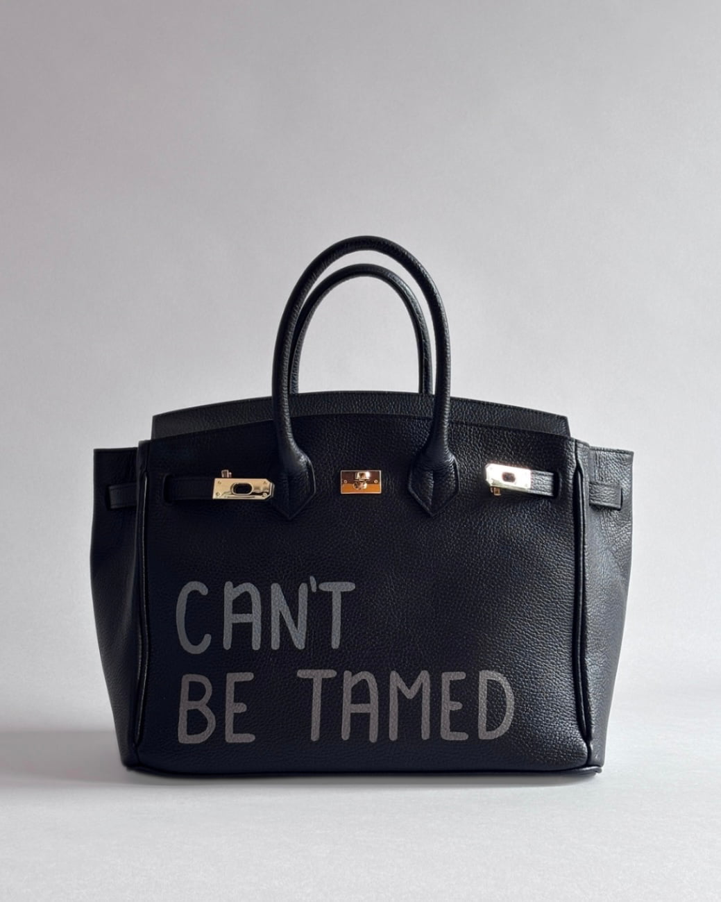 Černá kabelka Rei z kvalitní italské kůže s ruční autorskou malbou “Can’t be tamed” od značky Zoibag, pohled zepředu.