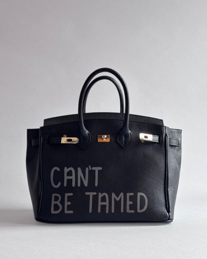 Černá kabelka Rei z kvalitní italské kůže s ruční autorskou malbou “Can’t be tamed” od značky Zoibag, pohled zepředu.