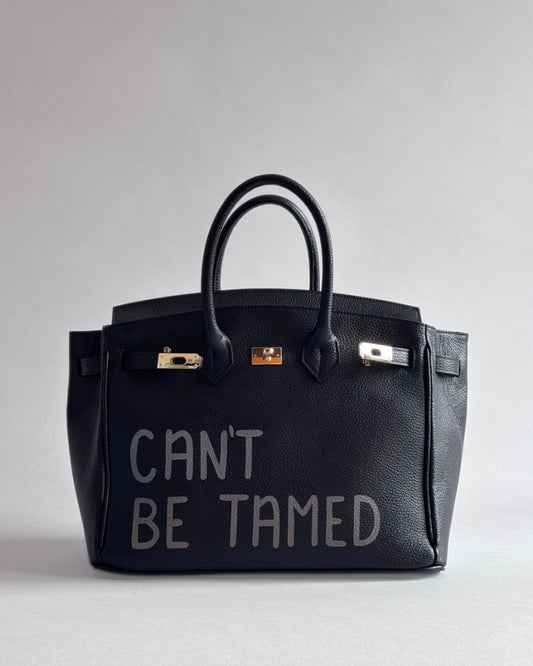 Černá kabelka Rei z kvalitní italské kůže s ruční autorskou malbou “Can’t be tamed” od značky Zoibag, pohled zepředu.