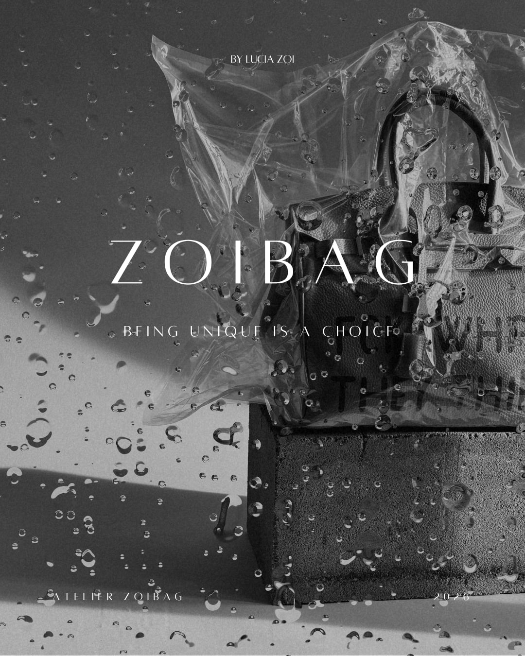 Kožená kabelka od značky Zoibag s ruční autorskou malbou z kolekce Unique Bags, vakuovaná v igelitu na betonové cihle v dešti.