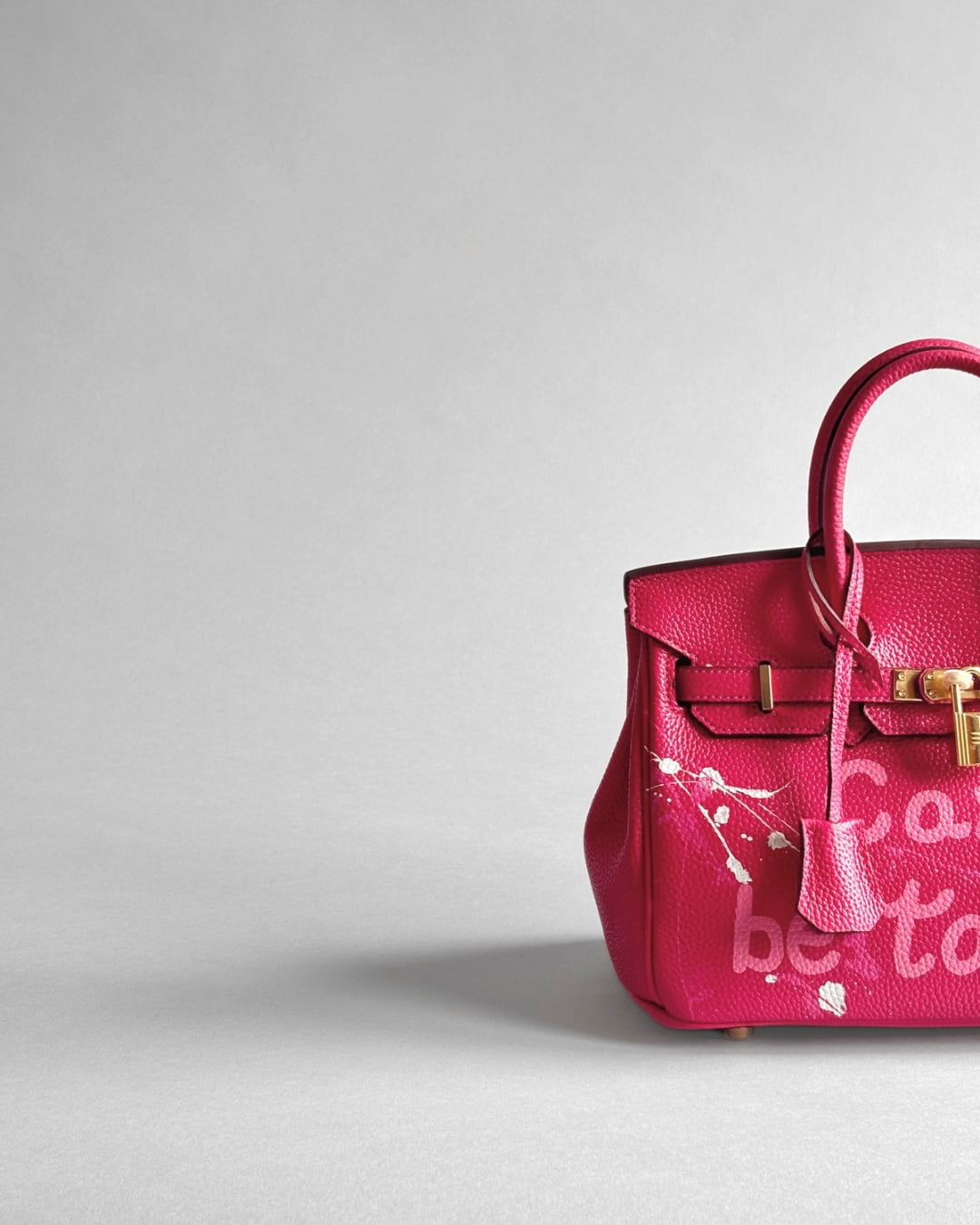 Detail autorské ruční malby na růžové kožené kabelce Lua z ateliéru Zoibag.