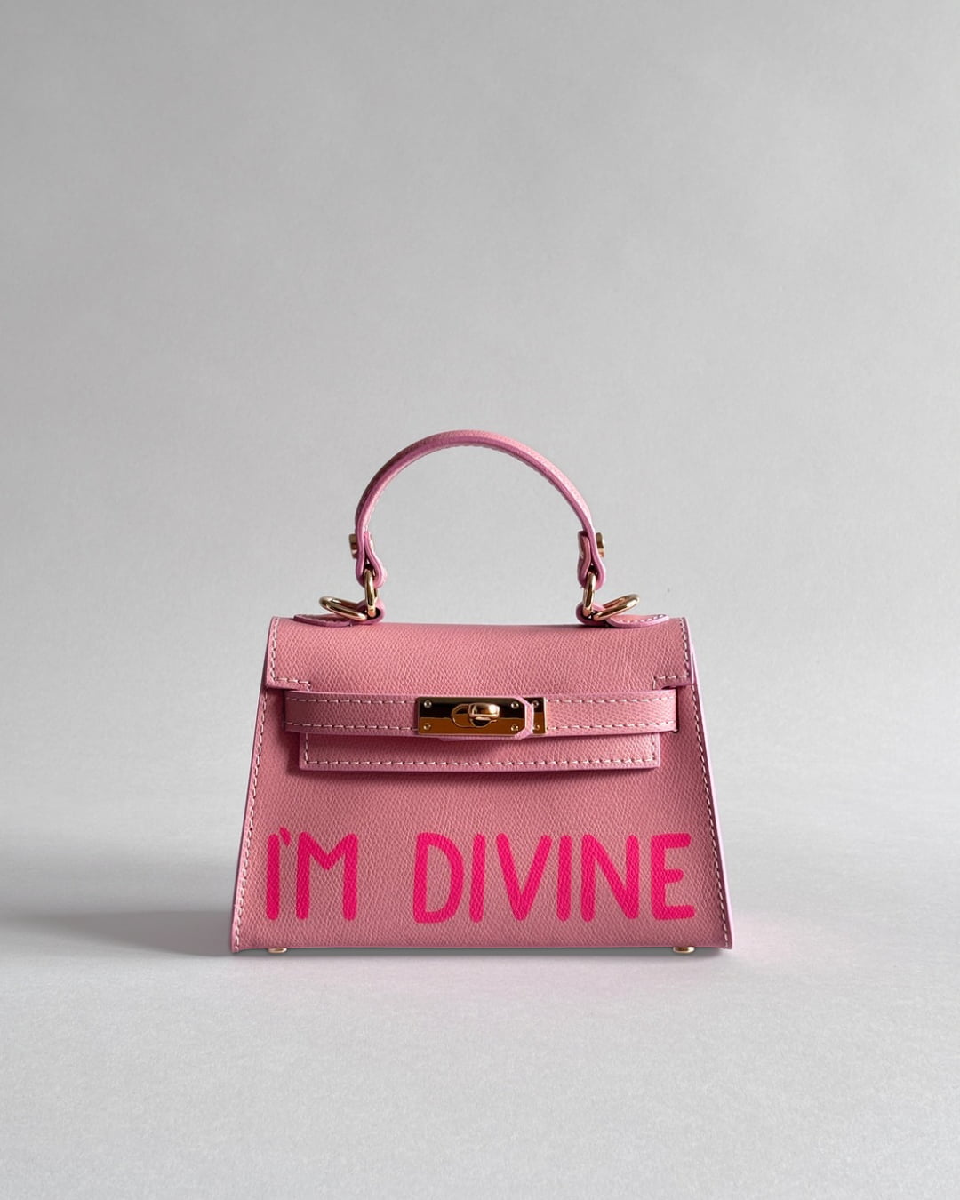 Růžová kabelka Pia z italské kůže s ruční uměleckou malbou “I’m divine” od značky Zoibag, pohled zepředu.