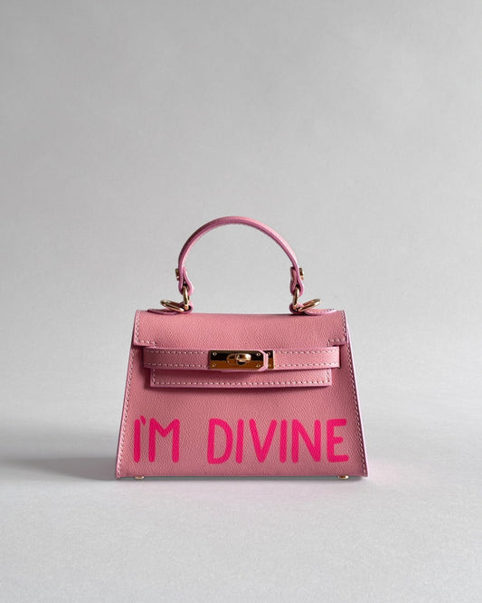 Růžová kabelka Pia z italské kůže s ruční uměleckou malbou “I’m divine” od značky Zoibag, pohled zepředu.