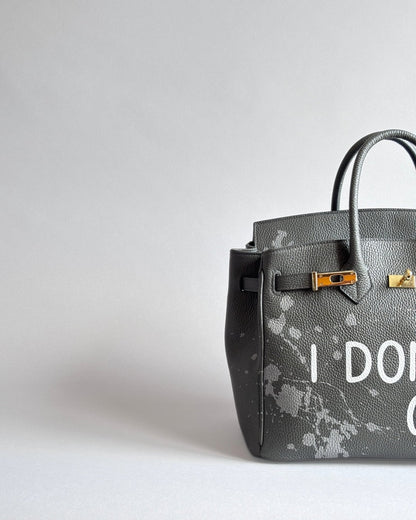 Detail šedé kožené kabelky Dea s uměleckou malbou z ateliéru Zoibag.