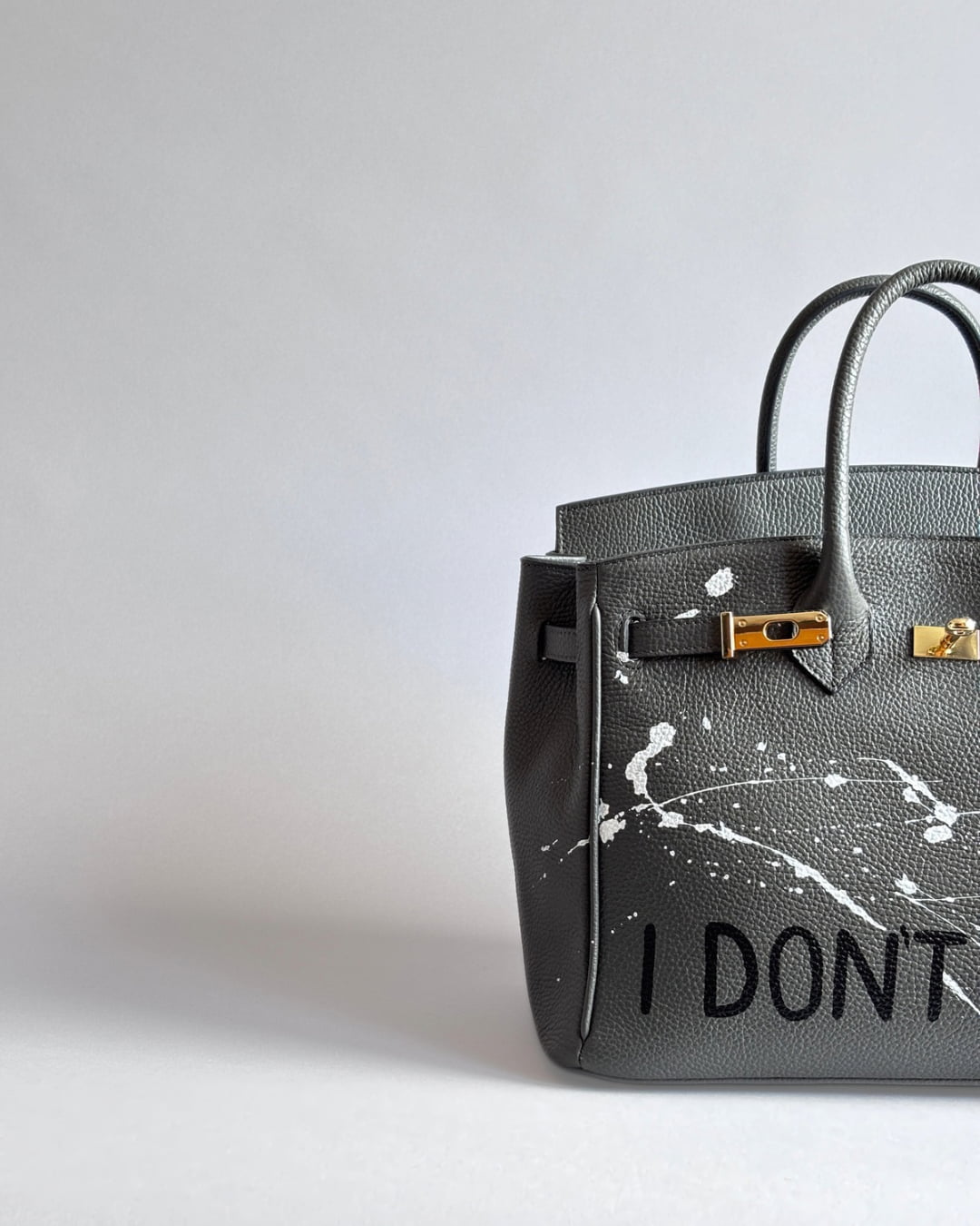 Detail šedé kožené kabelky Noa z ateliéru Zoibag s ruční uměleckou malbou. 